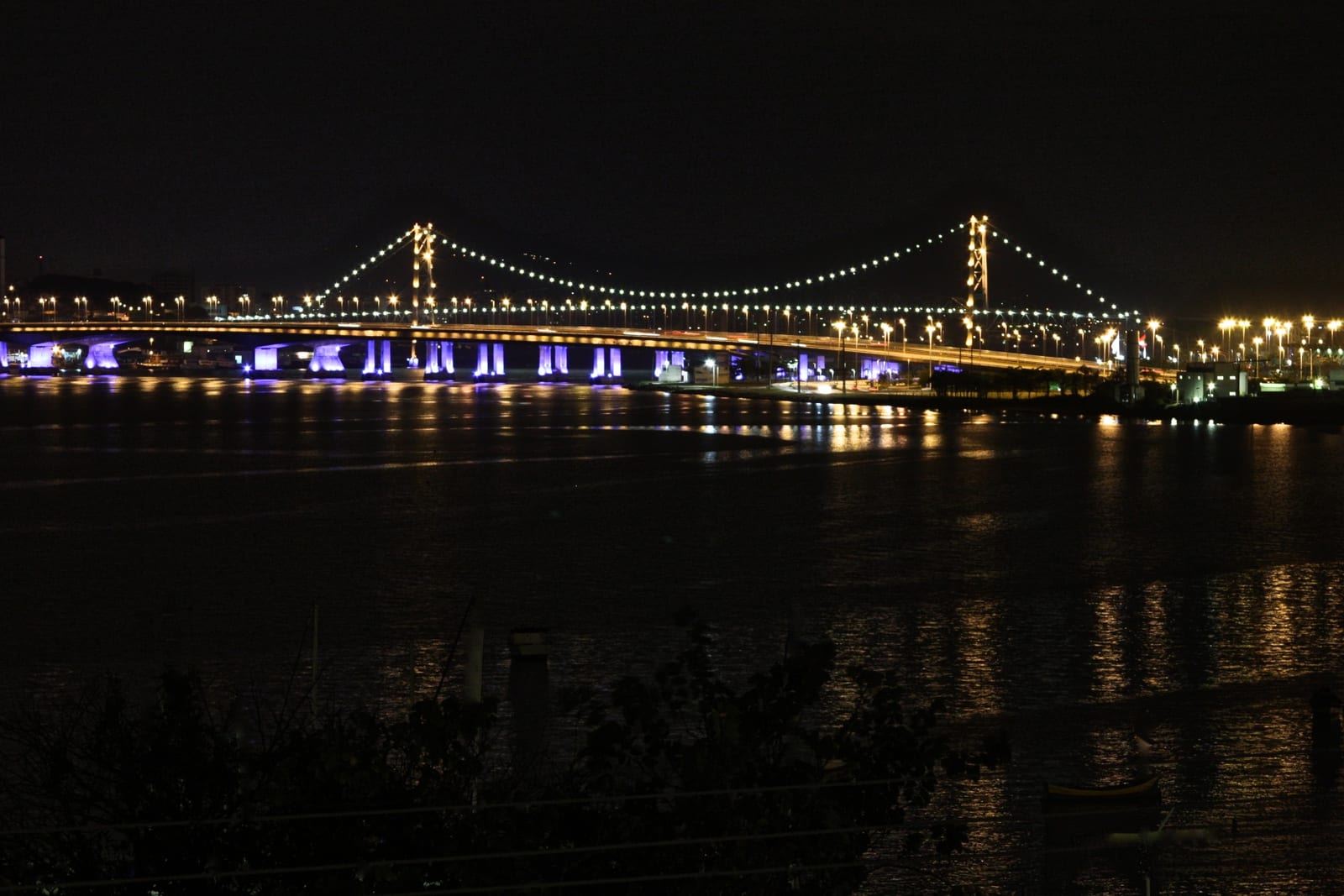 Ponte Hercílio Luz iluminada à noite